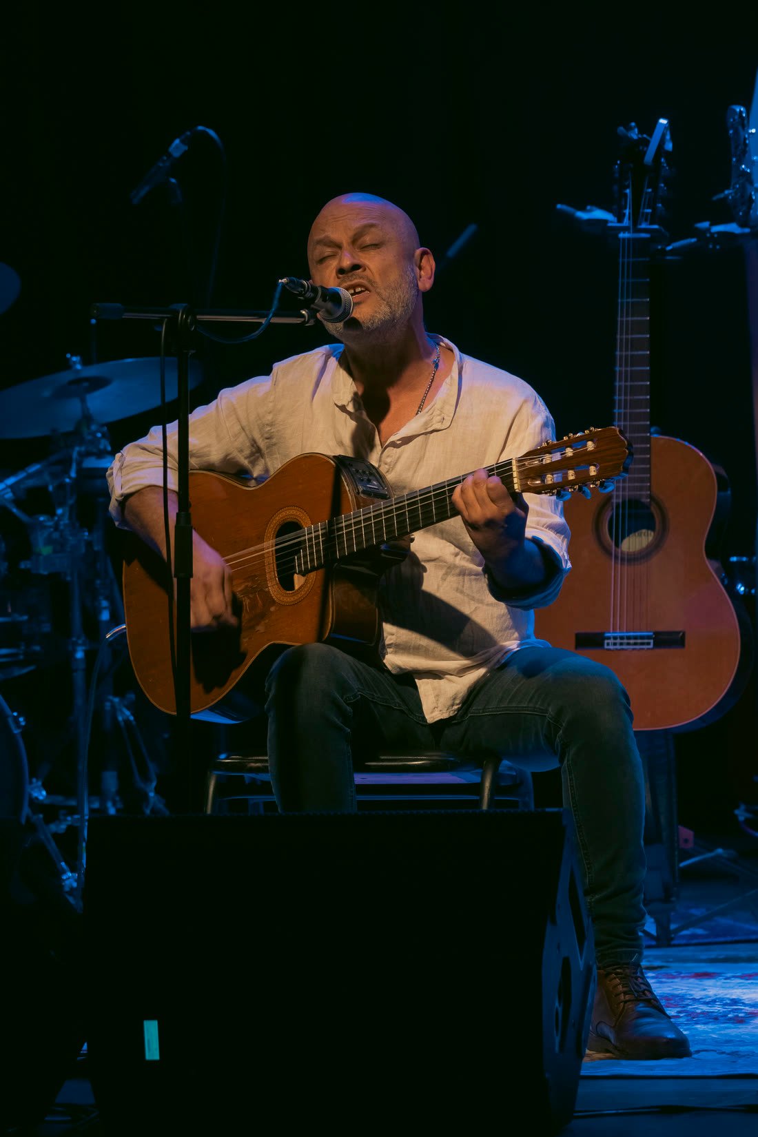 Alexis Venegas cantando en directo con la guitarra.